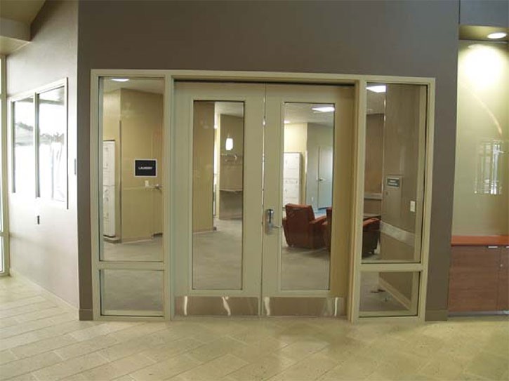 ما هي أنواع الأجهزة المناسبة لتركيبها على الأبواب المعدنية