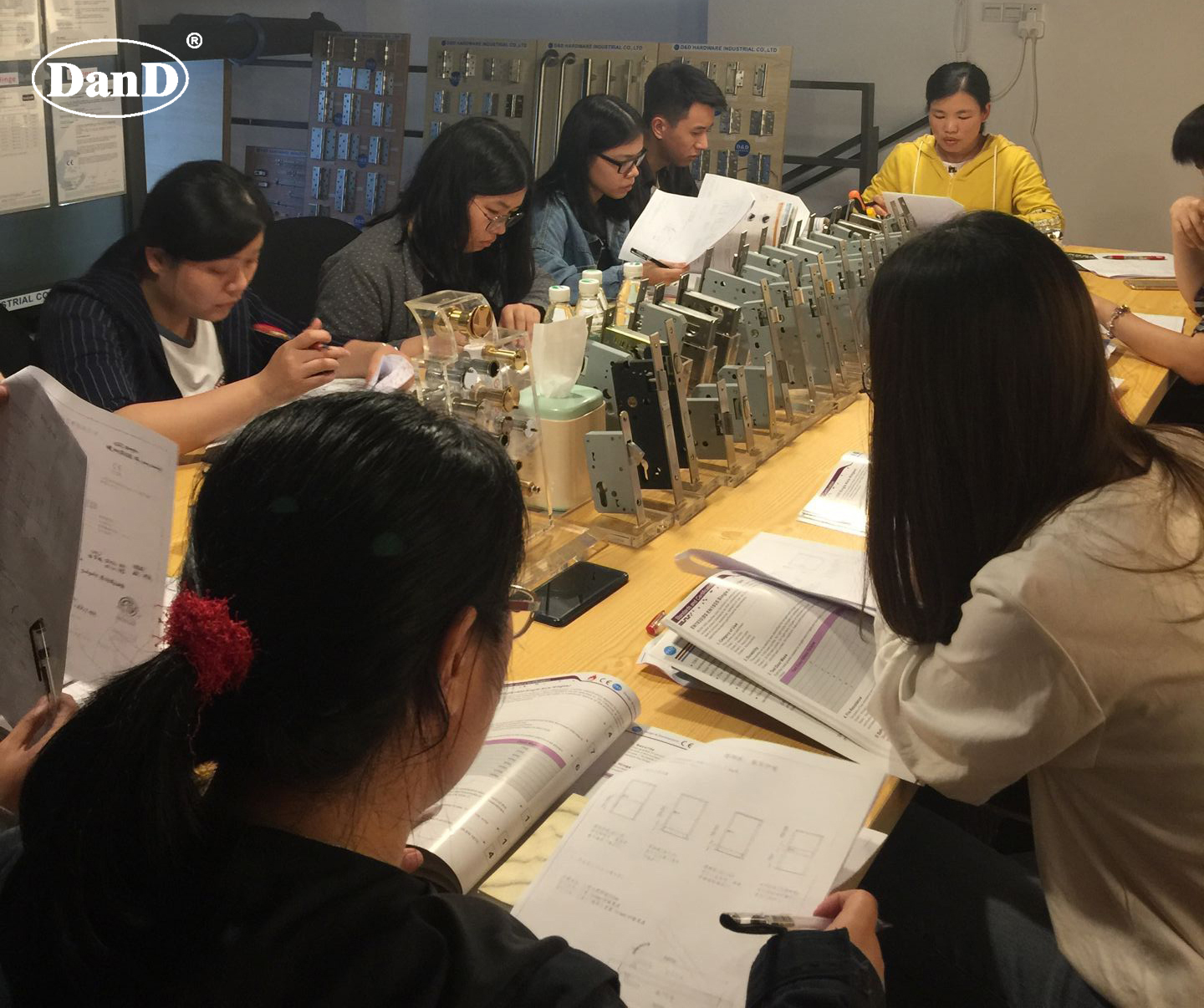 كيف يمكن لفريق D&D المؤهل مساعدة العملاء في العثور على أجهزة الحل الصحيح و D