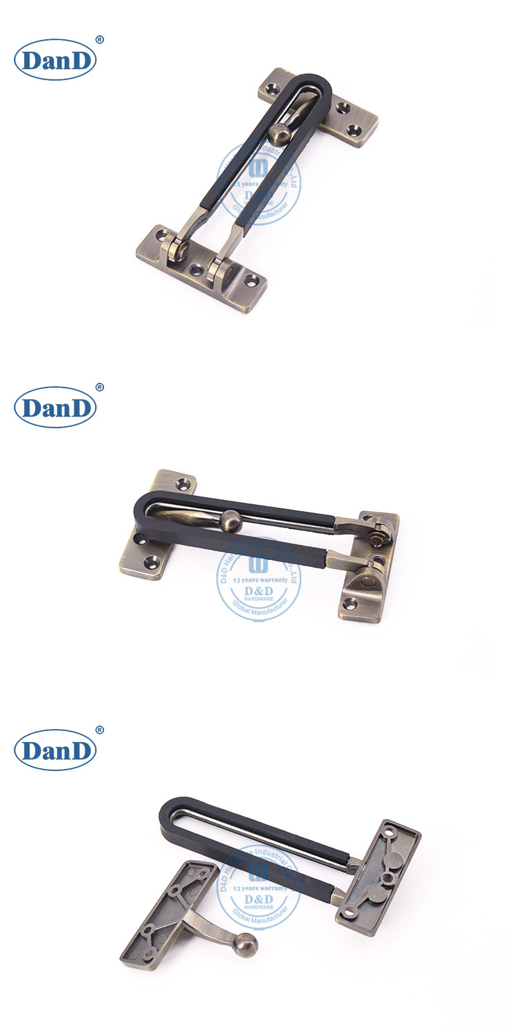 حارس الباب الخشبي