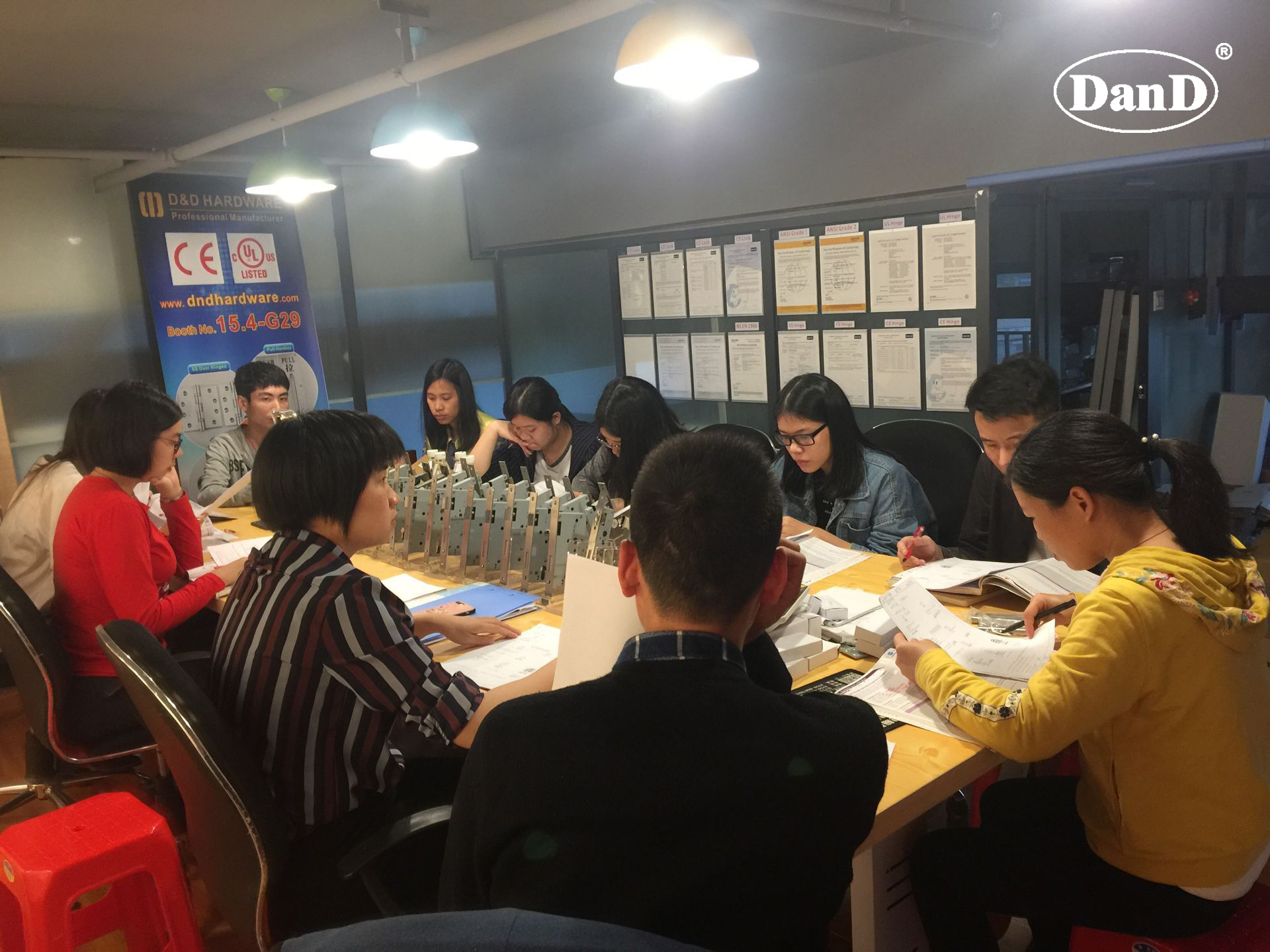 كيف يمكن لفريق D&D المؤهل مساعدة العملاء في العثور على أجهزة الحل الصحيح و D